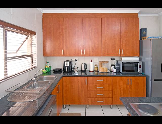 2 BEDROOM APARTMENT FOR SALE IN SUNNINGHILL